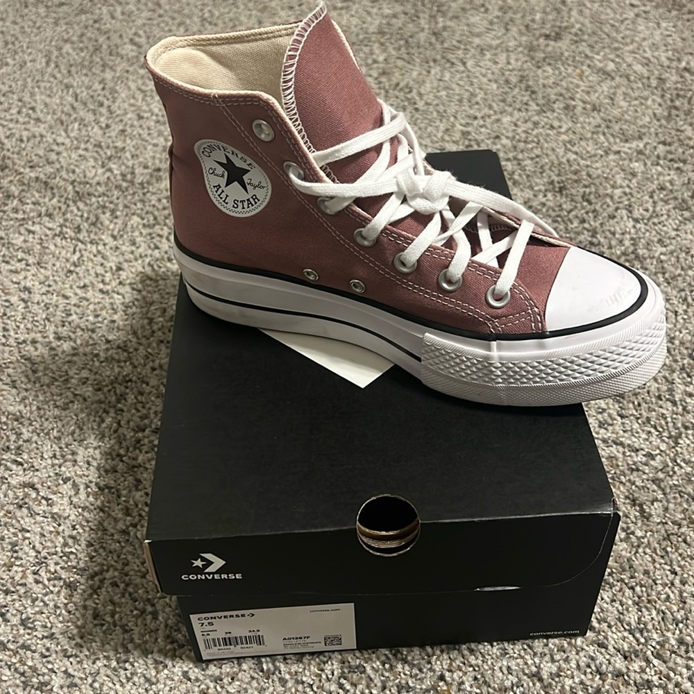 Woman’s converse in Saddle pink color